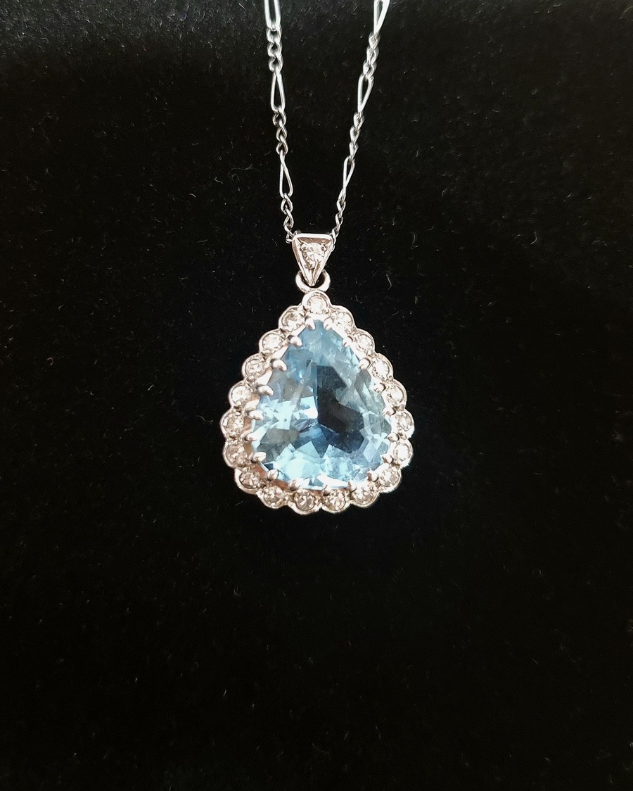 Pendentif précieux photographié sur fond noir