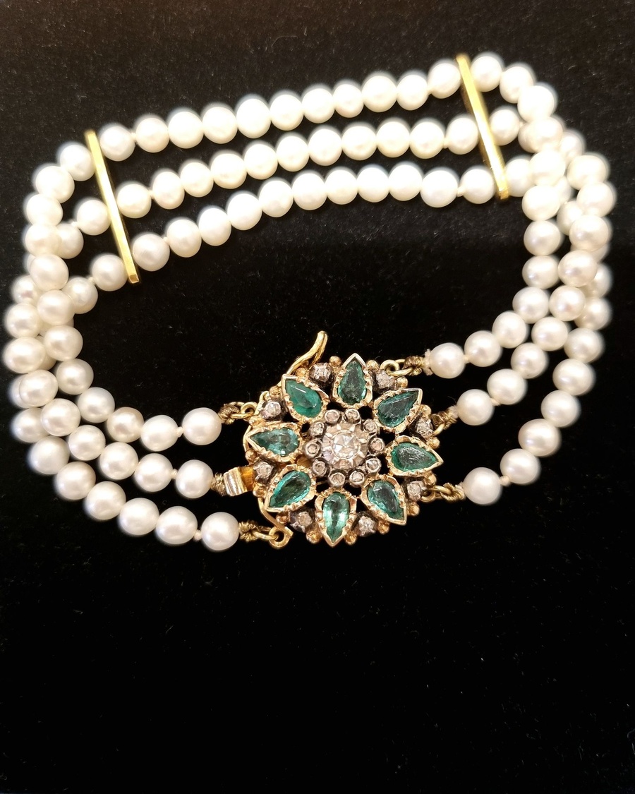 Collier de perles et bijou ancien sur fond noir